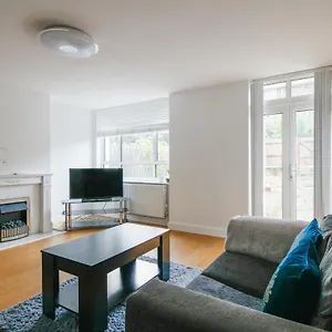 Apartment Bright & Welcoming Garden Flat Sleeps 6 In Style, London