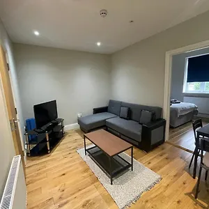 Apartment Lovely 1 Bedroom With On Street Parking, London