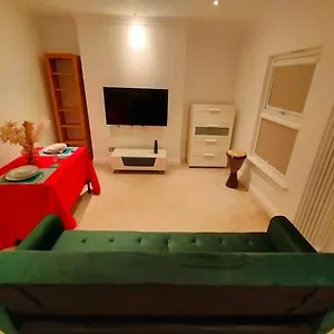 Apartment Fully-equipped Flat In The Of London., London