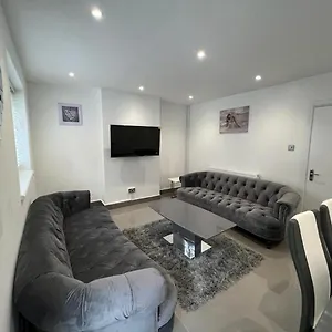 Apartment Modern Executive 2-bed In, London