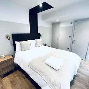 South Charming Ensuite Look Like Designer Londýn